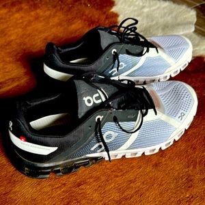 On Running Cloudflow. Men’s 10 US. Black/White gradient